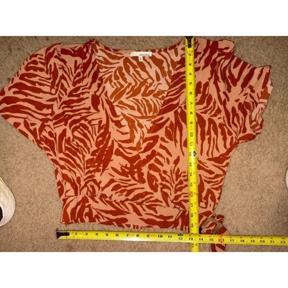 June & Hudson Womens Medium Rust Animal Print Wrap Crop Top Short Sleeve T49-4